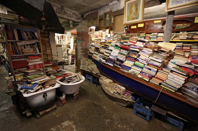 Libreria-Acqua-Alta-bookstore-venice-italy-3